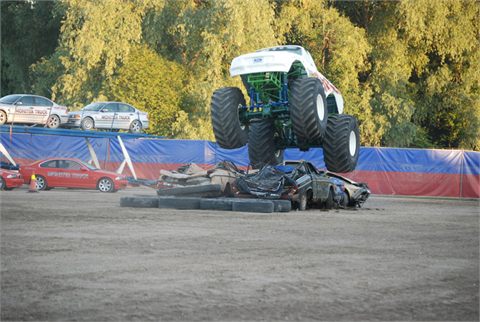 Monstertruck show vid Tessinskolan