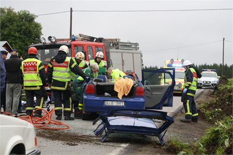 Bil och grävmaskin i krock