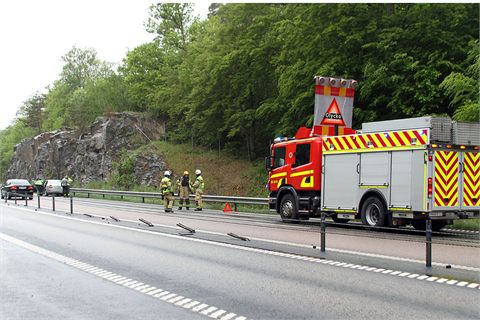 Bil in i vajerräcke - kvinna till sjukhus