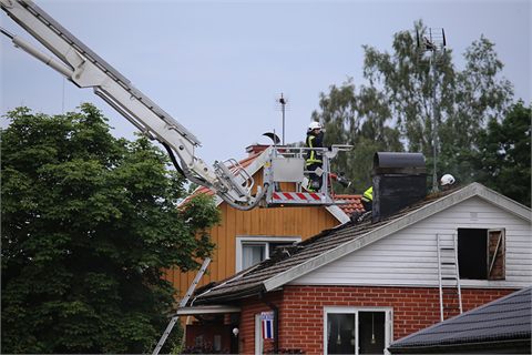 Kvinna räddades ur brinnande hus