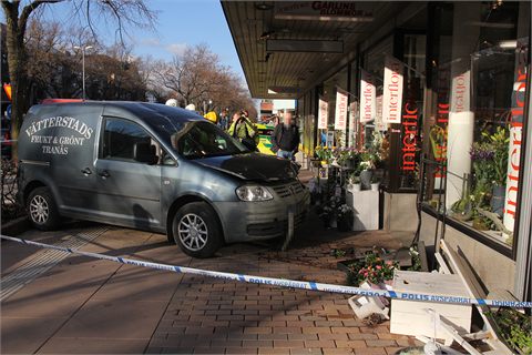 Bil körde in i blomsterbutik i Tranås