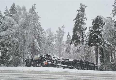 Lastbil i diket på RV26