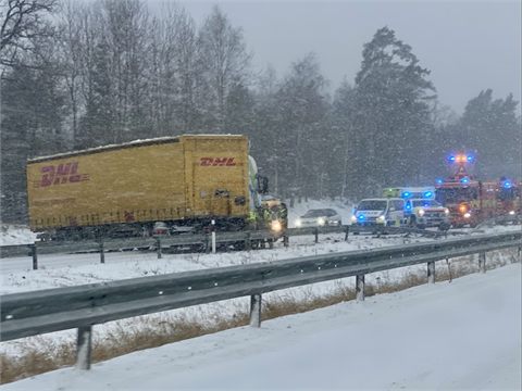 Stopp på E18 efter dubbla olyckor
