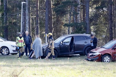 Två bilar i krock i Bålsta