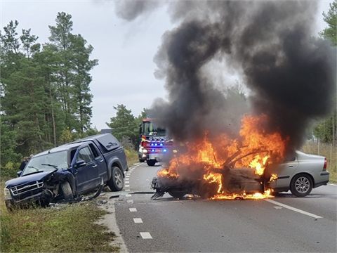 Kraftig bilbrand efter kollision mellan två bilar
