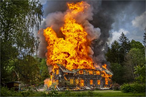 Kraftig brand i flerfamiljshus i Norberg – en person lindrigt skadad