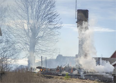 Byggnad brann ner öster om Tärnsjö