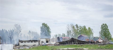 Brand i lantbruksbyggnad spreds till skog och flera byggnader