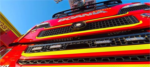 Kvinna död efter villabrand