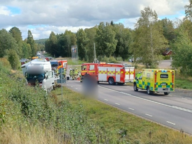 Kvinna d�d efter olycka p� E18 � krockade med lastbil