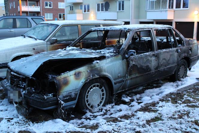 Bil frstrd i brand i Skara