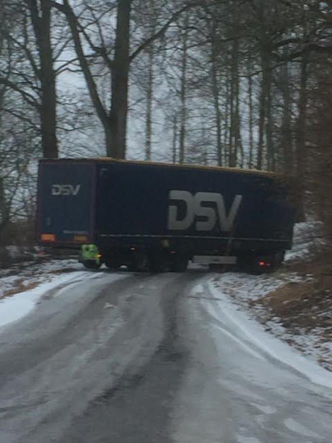 Lastbil blockerade vg i Nykping