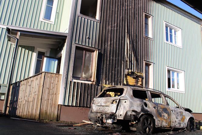 Bilbrand spred sig till husfasad i Skara