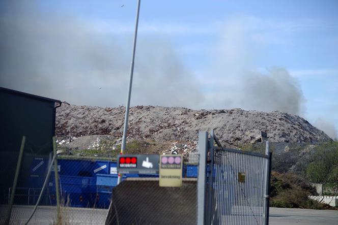 Kraftig brand p avfallsanlggning i Ronneby