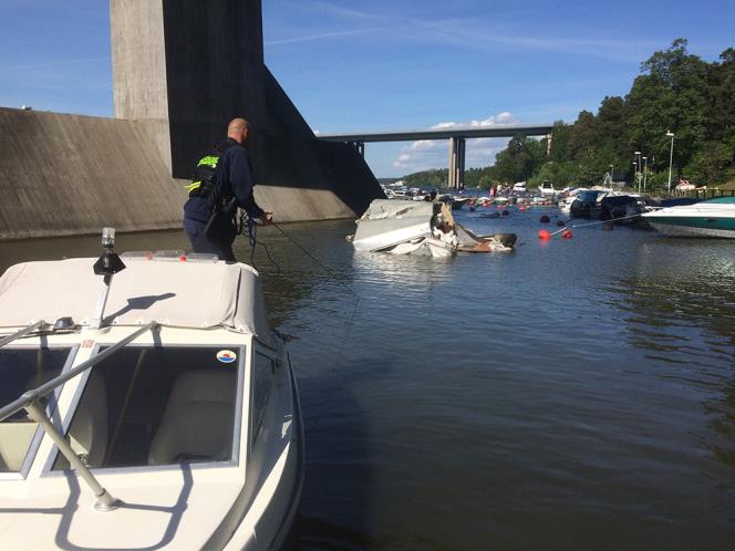 Bil med husvagn krde av bro  hamnade i vattnet
