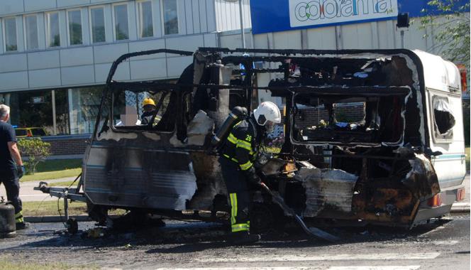 Bil och husvagn brjade brinna i Nykping