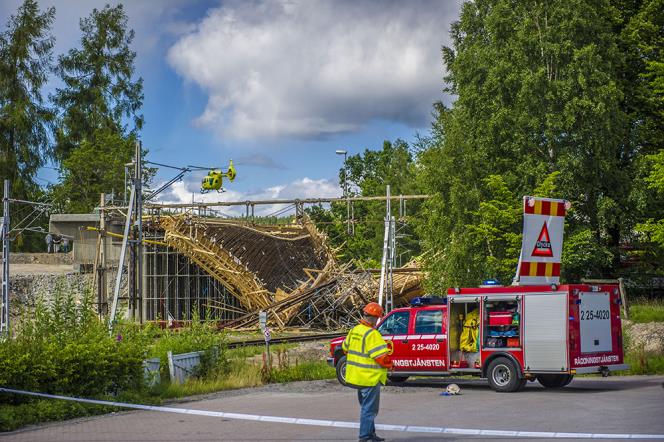Brobygge i centrala Ludvika har rasat  minst 16 skadade