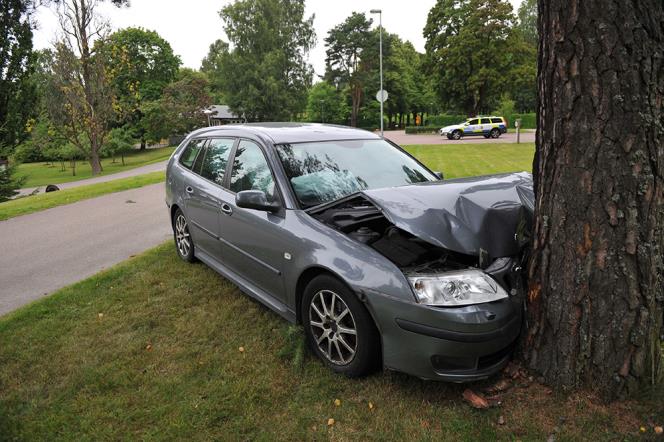 Bil kolliderade med trd i Karlstad