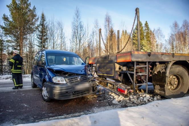 Lastbil och personbil i kollision i Norberg