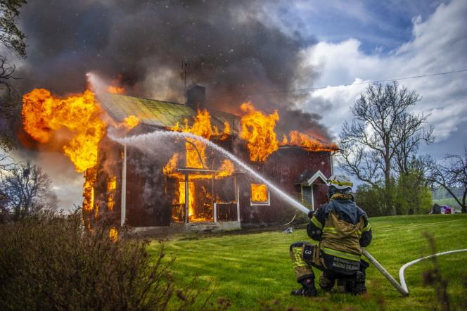 Villa brann ner efter blixtnedslag i Hlsingbo