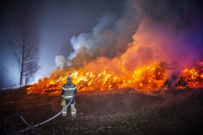 Kraftig brand i rishg intill kraftledning i Fagersta