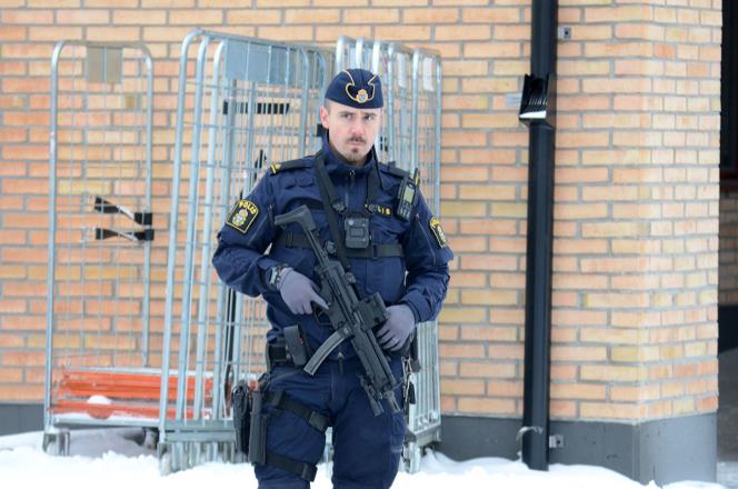 Stor polisinsats i Karlstad  skolor och sjukhus inrymdes