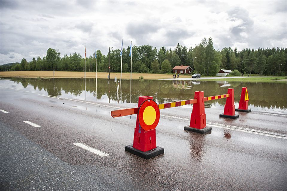 Översvämmade vägar och dammar efter kraftigt regn