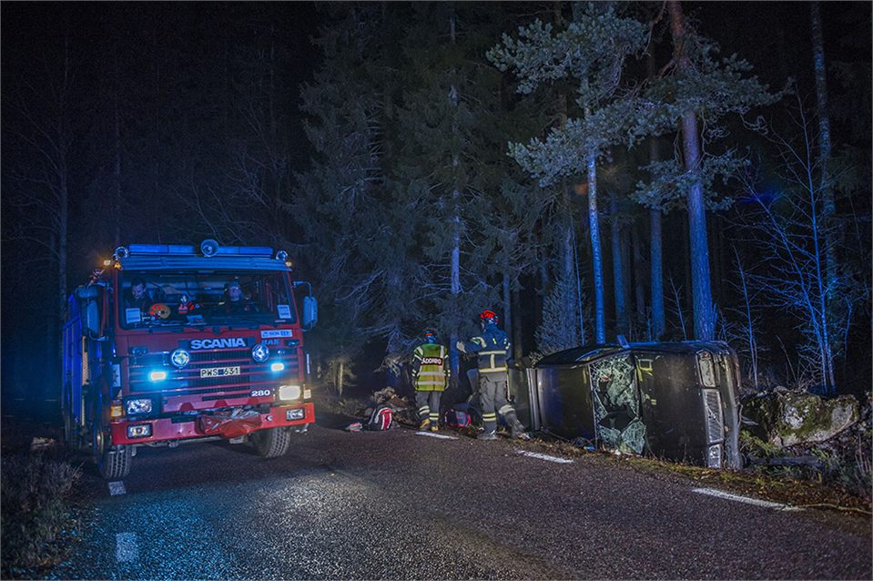Personbil med tre personer voltade av vägen i Västanhede – slogs med tillhyggen och kniv efteråt
