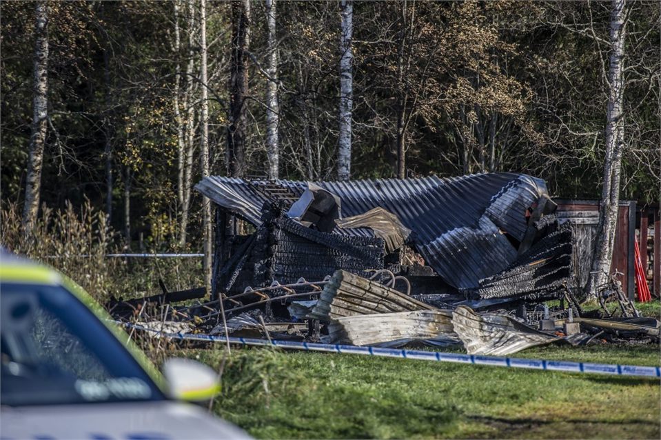 Kvinna hittad död efter brand i villa