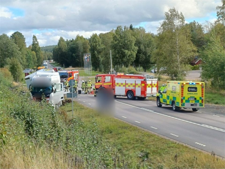 Kvinna död efter olycka på E18 – krockade med lastbil