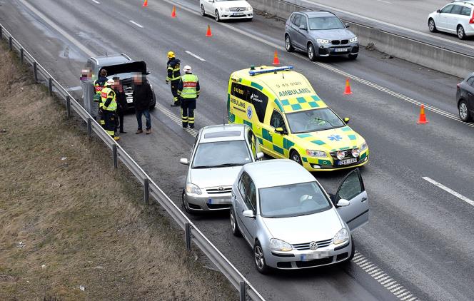 Tre bilar i krock p E4 i Jnkping- en till sjukhus