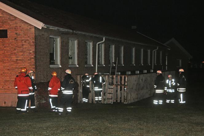 Larm om brand p skola p land