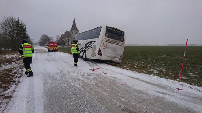 Skolbuss och mopedbil i krock p Gotland