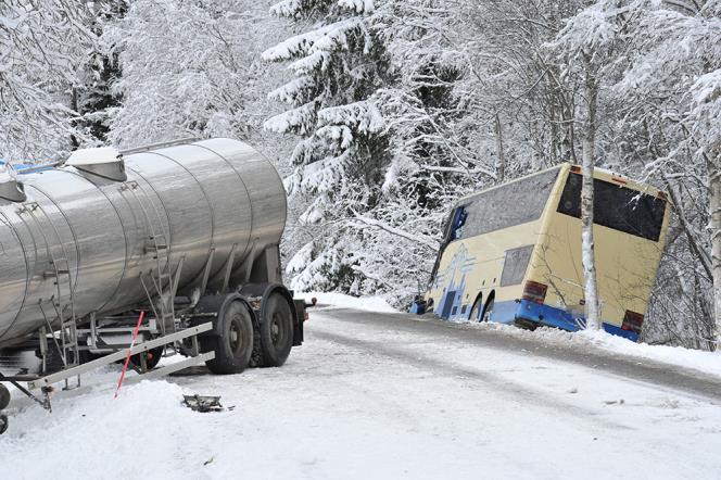 Buss och tankbil i krock utanfr Hllefors