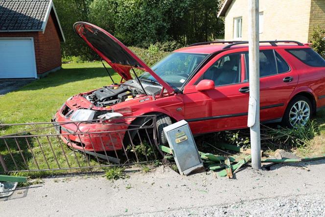 Bil krde genom staket i villaomrde i Mrrum