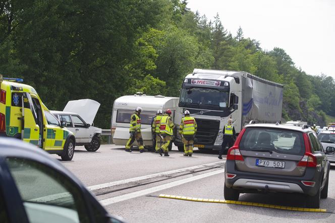Lastbil och husvagnsekipage i krock utanfr Ronneby