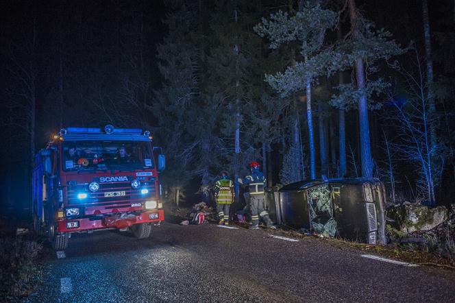 Personbil med tre personer voltade av vgen i Vstanhede  slogs med tillhyggen och kniv eftert