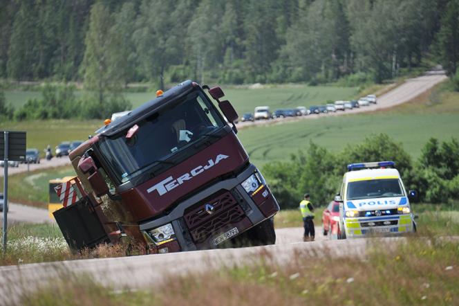 Lastbil krde i diket utanfr Vse