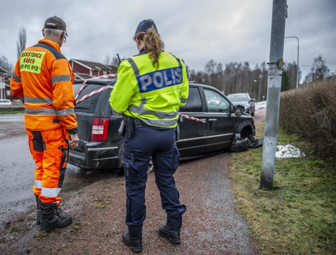 Bil krde rakt igenom rondell i Avesta