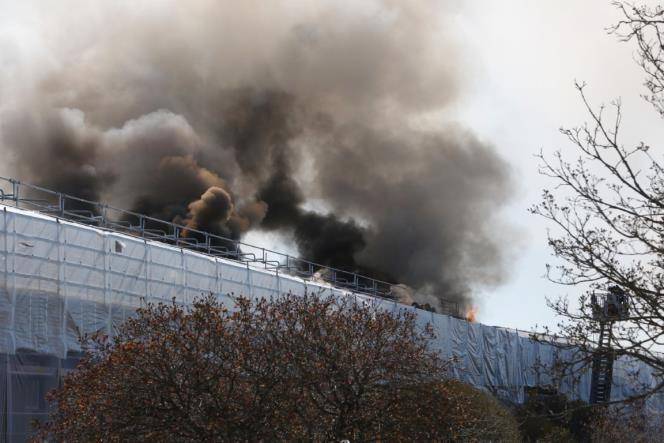 Fullt utvecklad brand i flerfamiljshus  boende evakueras