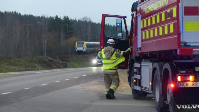 Man i 20-rsldern avliden efter tgolycka vid obevakad vergng