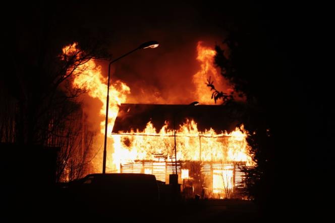 Kraftig brand i lagerlokal stoppade tgtrafiken