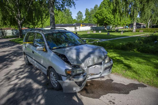 Personbil krde in i trd inne p kyrkogrden i Norberg