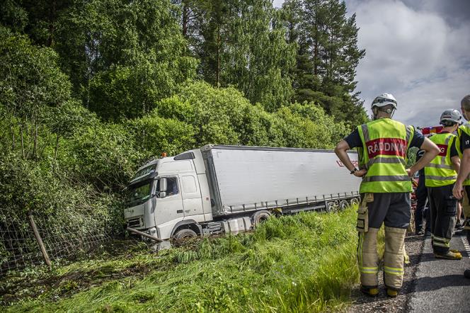 Lastbil hamnade i diket vid riksvg 70