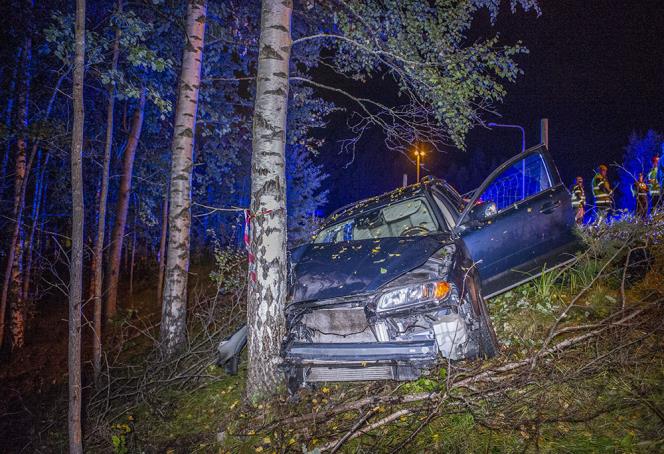Personbil krde av vg 68 och krockade med trd utanfr Avesta