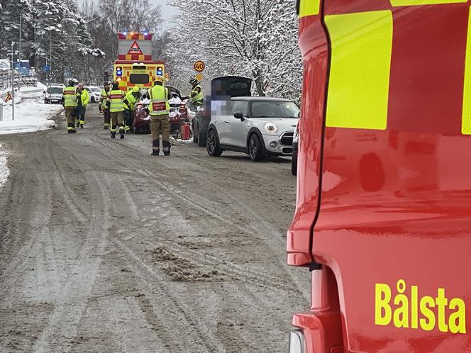 Flera fordon i krock i Blsta - tv skadade