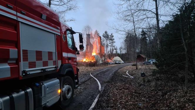 Tv barn och en vuxen befaras dda i brand