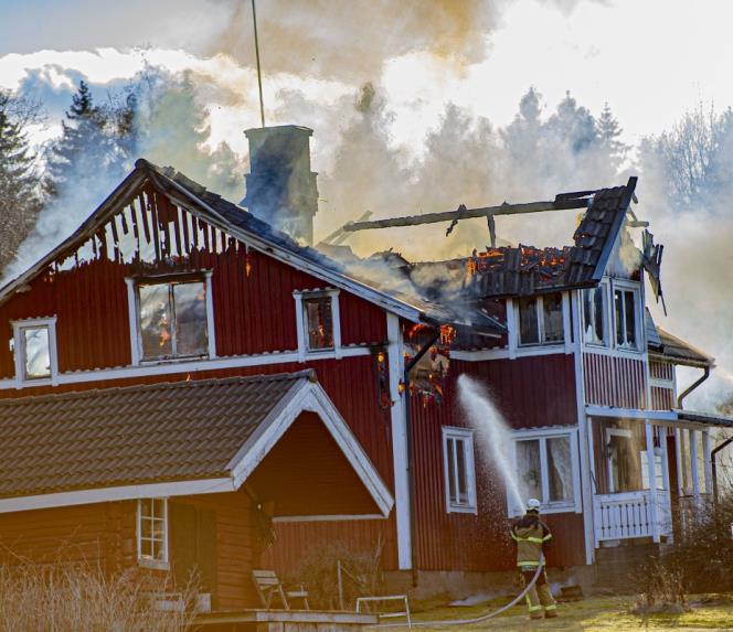 Altanbrand spred sig till taket i Avesta