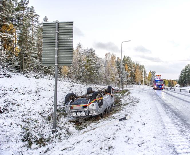 Personbil voltade sder om Hedemora i ishalkan