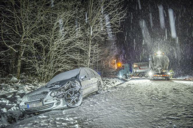 Lastbil krockade med personbil  vg 740 stngdes av